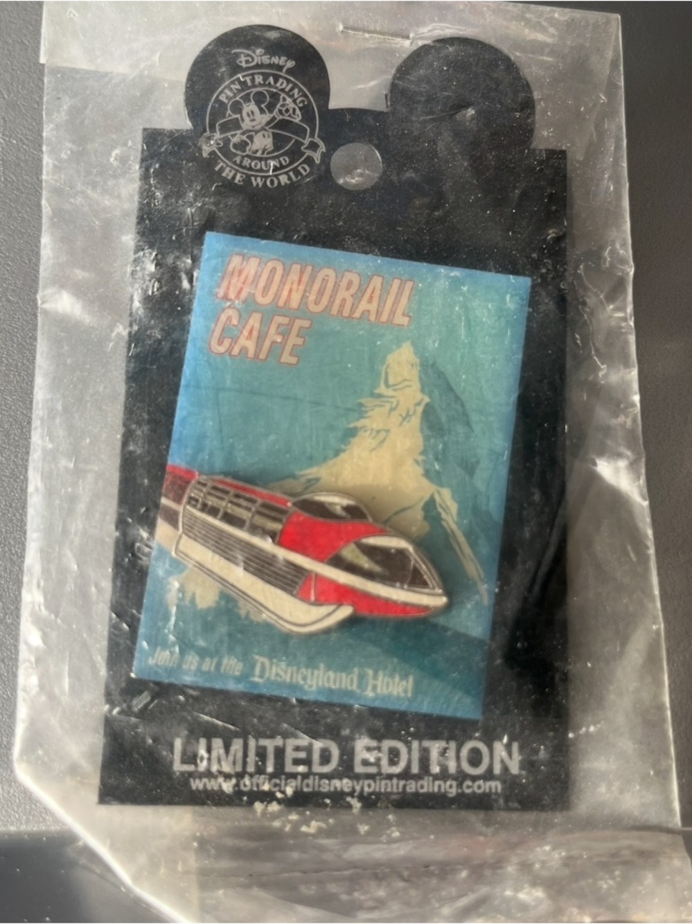 Disney Pin 2004 Disneyland
Monorail Cafe AP Dining Series LE
10000 NIP